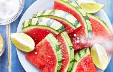 婚庆奇葩吃瓜,一场别开生面的婚礼闹剧  第1张