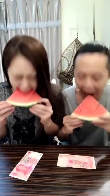 夫妻吃瓜的视频,甜蜜互动引网友热议  第1张