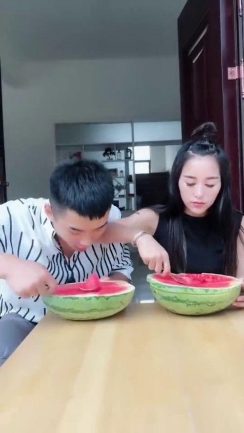 夫妻吃瓜的视频,甜蜜互动引网友热议  第3张