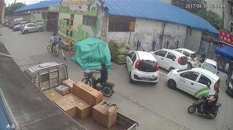 民警抓人吃瓜群众,吃瓜群众围观成风景