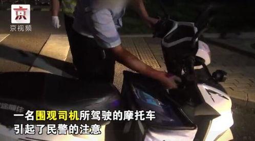 民警抓人吃瓜群众,吃瓜群众围观成风景