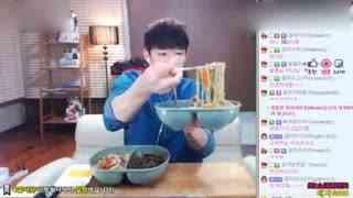 吃货主播吃羊角瓜视频,吃货主播带你领略独特风味